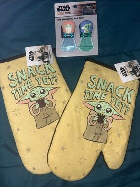 Star Wars The Mandalorian 'Snack Time Yet?' Baby Yoda Mitts & magnetic clips
